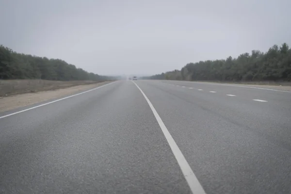 Abstracte Snelweg Het Platteland Mist Regenachtig Weer Gevaar Rijden Ongeval — Stockfoto