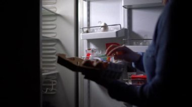kadın elleri buzdolabından yumurta almak