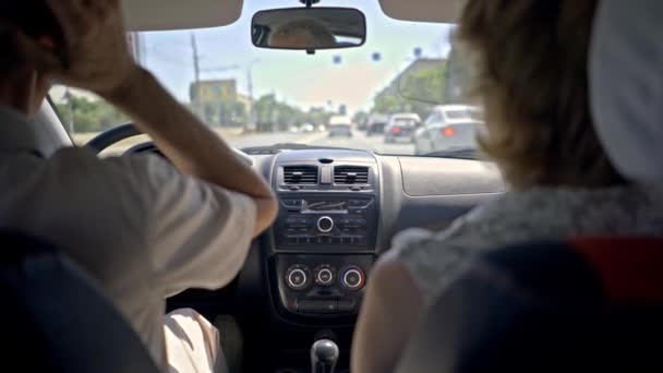 Close-up silhouet van de mens rijden een auto op een zonsondergang tijdens gouden uur — Stockvideo