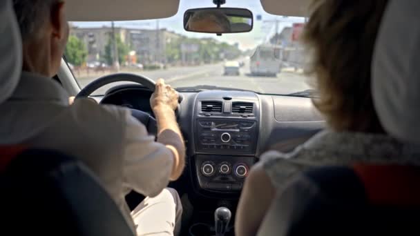 Közeli sziluett az ember vezetés egy autó a naplemente alatt arany óra — Stock videók