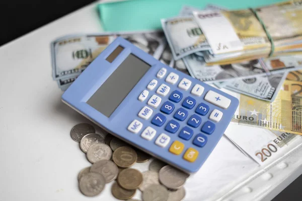 Kazanılan Para Tasarruflarını Mali Yönetimi Nakit Parayla Hesap Makinesini Saymak — Stok fotoğraf