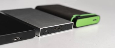 üç harici hdd sürücüsü biri raf, veri yedekleme