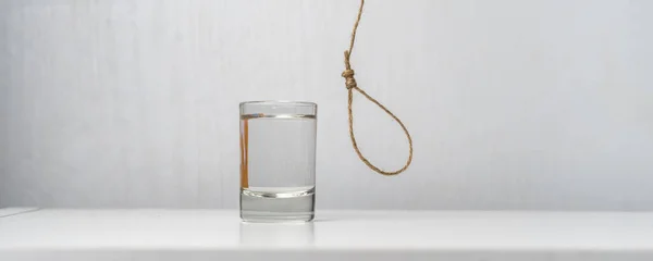 Alcohol Está Matando Cuerpo Cuerda Lazo Cerca Del Vidrio Concepto —  Fotos de Stock