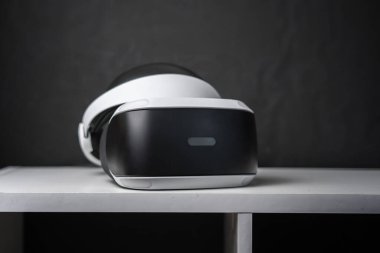 Raftaki oyun için sanal gerçeklik teçhizatı.