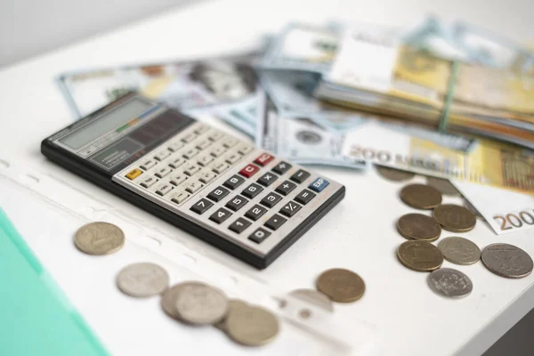 Contando Ganhos Poupança Dinheiro Gestão Financeira Calculadora Com Dinheiro Dinheiro — Fotografia de Stock