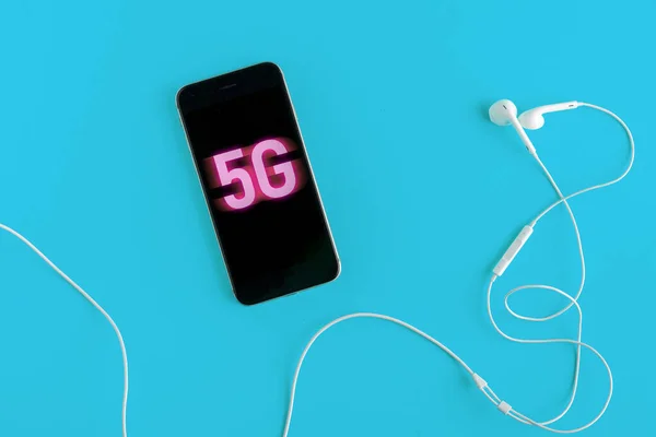 Telefon z tekstem połączenia 5g, szybka koncepcja sieci nowej generacji — Zdjęcie stockowe