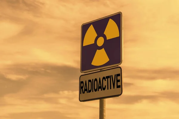 A Radioaktivita a chemická značka nebezpečí na ulici s toxickými mraky na pozadí: koncepce znečištění a nebezpečí — Stock fotografie