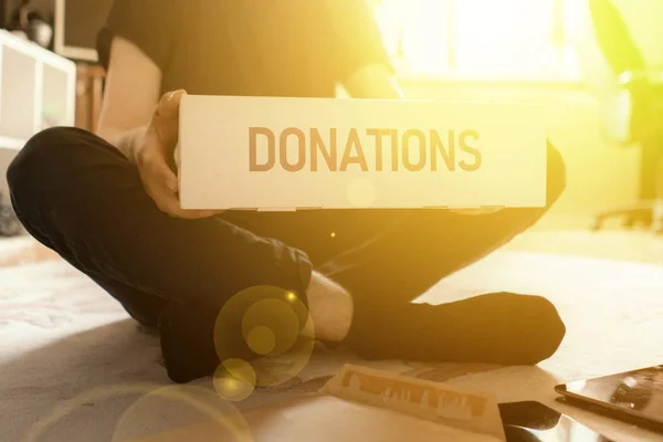 Homem levar a caixa de doação para dá-lo às crianças como caridade, ajuda humana e assistência — Fotografia de Stock