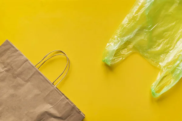 Papel algodón eco versus paquete de plástico plano laico. concepto de problemas ambientales globales — Foto de Stock