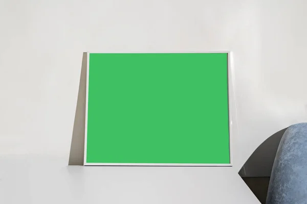 Gaya minimalistik dari bingkai gambar di rak, desain mockup, kunci kroma hijau — Stok Foto
