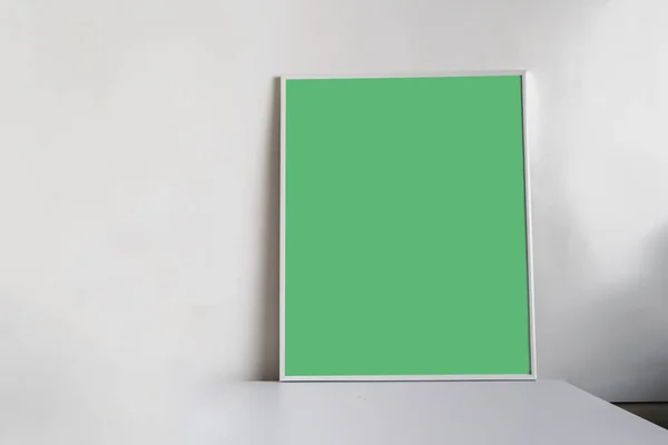 Minimalista stílus a képkeret a polcon, mockup design, zöld chroma key — Stock Fotó