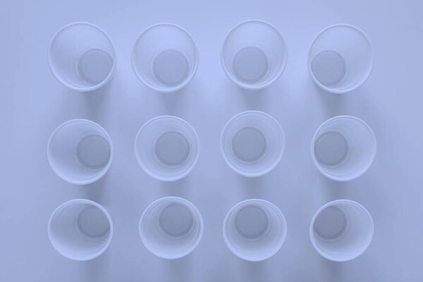 фастфуд белые пластиковые чашки, пустые абстрактные пластиковые посуды
