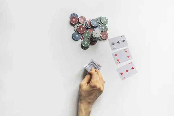 Um jogador de poker close-up segurando uma carta de baralho na mesa, ganhar ou perder conceito simples — Fotografia de Stock
