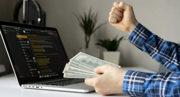 Trabajando en casa. lado ajetreo, persona ganó dinero a través de la computadora a través de Internet — Foto de Stock