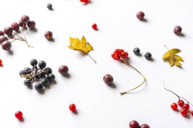 Vitamin diyet konsepti, masaya düşen kirazların düzlüğü.