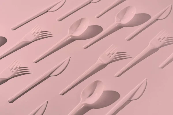 Креативний плоский шар пластикових виделки ложок і візерунок ножів — стокове фото