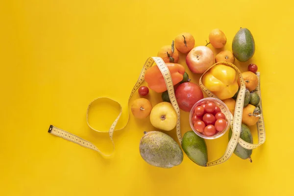 Смесь различных сырых плоских фруктов лежал с сантиметром, концепция диеты — стоковое фото