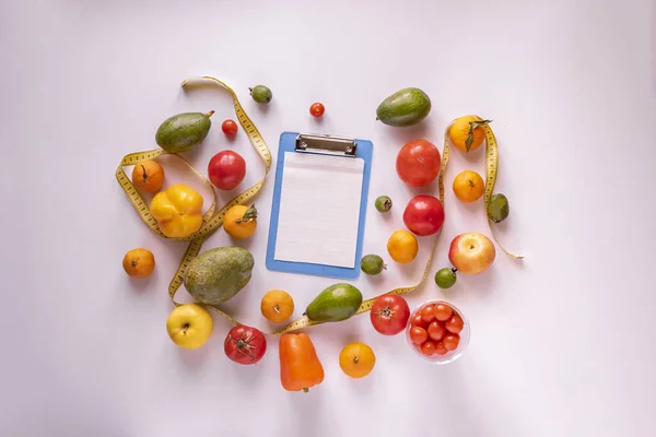 Плоский слой бланкового бумажного листа, макет диеты, сырые свежие фрукты на столе — стоковое фото