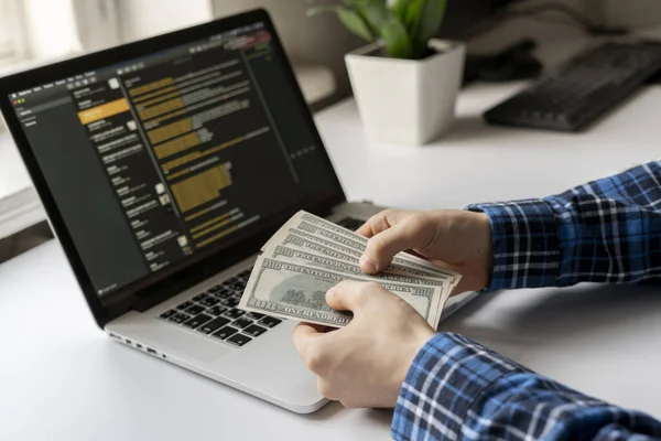 Trabajando en casa. lado ajetreo, persona ganó dinero a través de la computadora a través de Internet — Foto de Stock