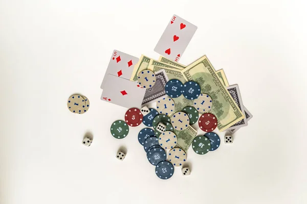 Kasino memenangkan tema jack pot, kartu poker, permainan dadu dengan chip dan uang tunai drop on table — Stok Foto