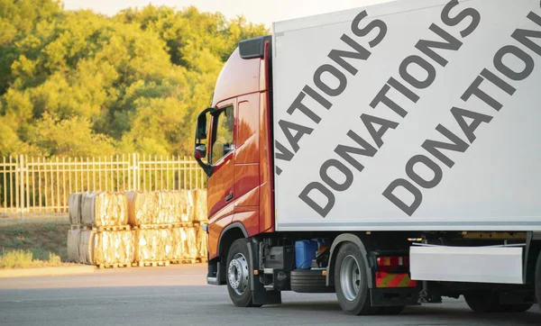 Enorme caminhão mover com suprimentos de doação dentro, ajuda para os pobres coutries na terra — Fotografia de Stock