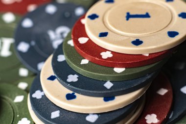 farklı renk poker çiplerinin makro görünümü