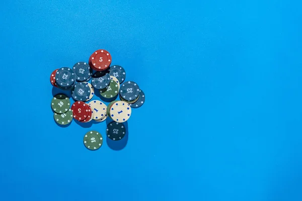 Um monte vista superior de fichas de poker cair na mesa colorida, ganhar o holdem no casino, minimalista — Fotografia de Stock