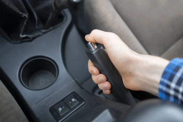 Fechar Mão Recortada Usando Freio Mão Motorista Sentado Dentro Carro — Fotografia de Stock