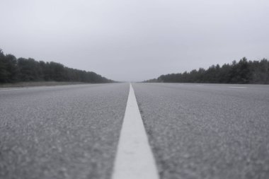 Sis yağmurlu havada kırsal kesimde soyut otoyol. Tehlikeli sürüş, kaza araba kazası