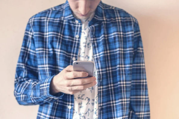 Przygodny Hipster Stojący Obok Ściany Pomocą Smartfona Problemy Społeczne Społeczne — Zdjęcie stockowe