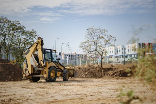 Die Baggerschaufel Die Für Den Bau Des Neuen Apartmentkomplexes Arbeitet — Stockfoto