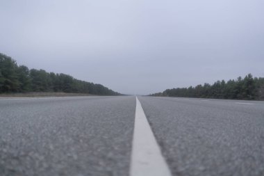 Sis yağmurlu havada kırsal kesimde soyut otoyol. Tehlikeli sürüş, kaza araba kazası