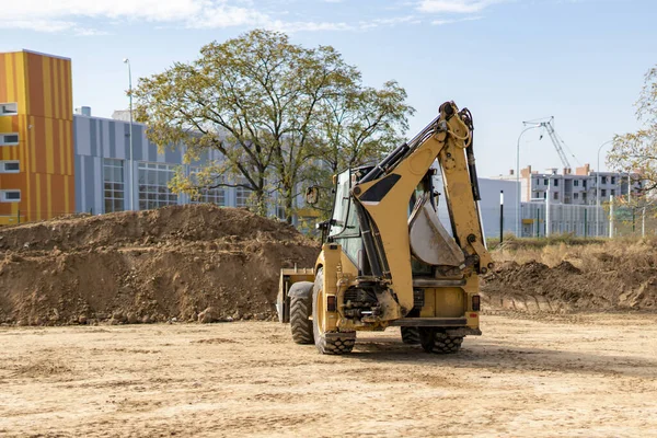 新しいアパートを建設するために働いている掘削機ブルドーザーマシン — ストック写真