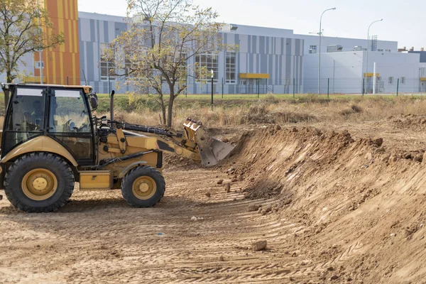 Koparka Buldożer Maszyny Pracy Budowy Nowego Kompleksu Apartamentowego — Zdjęcie stockowe