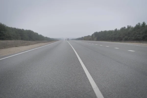 Strada statale astratta in campagna nella nebbia tempo piovoso. pericolo di guida, incidente d'auto — Foto Stock
