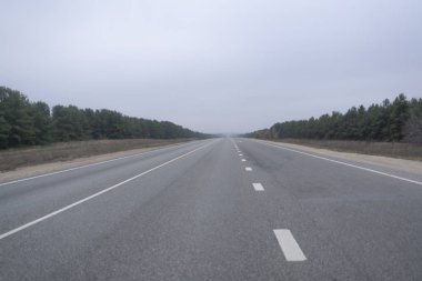 Sis yağmurlu havada kırsal kesimde soyut otoyol. Tehlikeli sürüş, kaza araba kazası