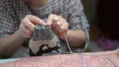 koyu bir arka planda ev hanımı çorap dikiş