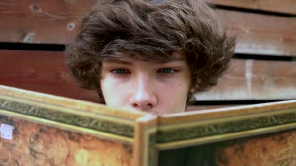 Крупним планом вид на очі чоловіка, який дивиться в книгу, ретельні читання — стокове відео