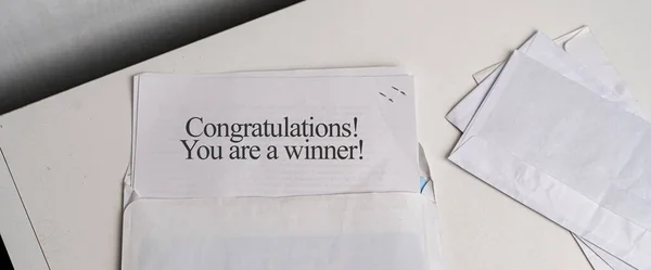 打开信封 里面放着一张纸条 上面写着 你是赢家 恭喜你 彩票成功 — 图库照片