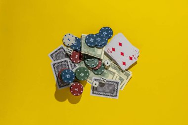 Kumarhane kazanma teması, poker, kumar fişleri ve nakit parayla oynanan kumar.