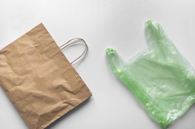 Kağıt pamuğa karşı plastik paket düz yerde yatıyordu. çevresel sorunlar kavramı