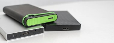 üç harici hdd sürücüsü biri raf, veri yedekleme