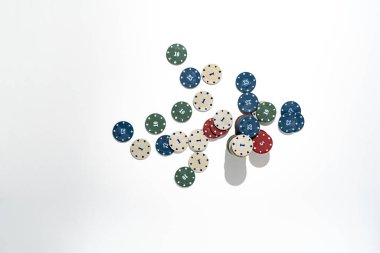 Üst düzey poker fişleri renkli masaya düşer, kumarhanede holdem 'i kazanır, minimalist