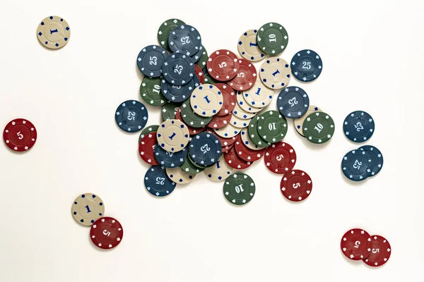 Haufen Pokerchips Fallen Auf Bunten Tisch Und Gewinnen Das Holdem — Stockfoto