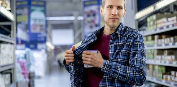 Concepto Cleptomanía Hombre Tienda Comestibles Robando Comida Puso Bolsillo —  Fotos de Stock