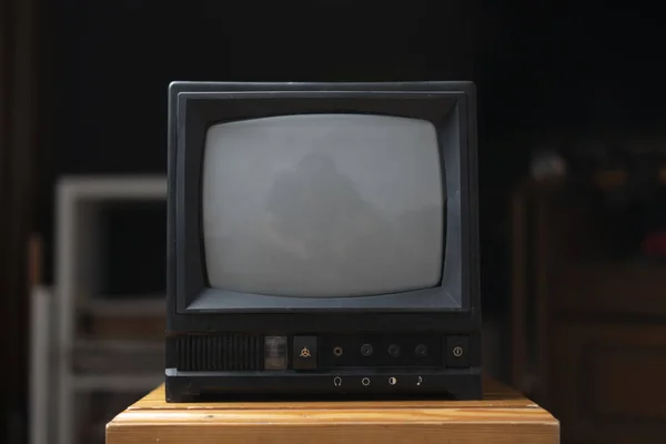 Régimódi Vintage Televízió Polcon Otthon — Stock Fotó