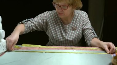 Çalışan terzinin kamera görüntülerini kapat 