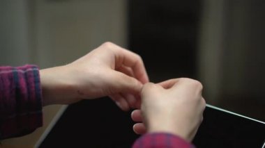 Kameraya yapıştırılan çıkartmayı kapat. Gizlilik kavramı