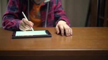 beyaz yüzeylerde dolma kalem yazma makro çekim