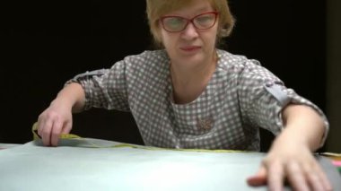 Çalışan terzinin kamera görüntülerini kapat 